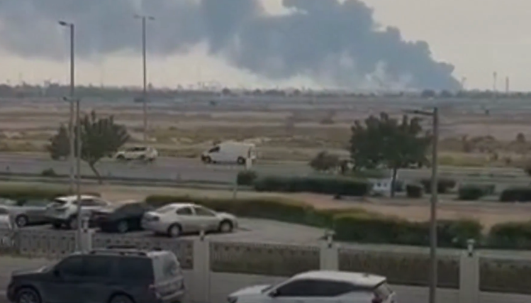 Στις φλόγες το μεγαλύτερο διυλιστήριο στα Ηνωμένα Αραβικά Εμιράτα – Χτυπήθηκε από drones του Ιράν