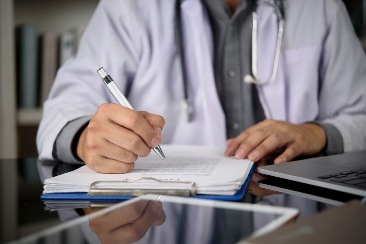 Φρίκη στην Πάτρα: Γνωστός γυναικολόγος συνελήφθη για διακίνηση παιδικής πορνογραφίας