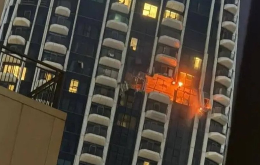 Νέο χτύπημα με drone στο Ντουμπάι: Έπεσε σε ουρανοξύστη και άνοιξε τρύπα