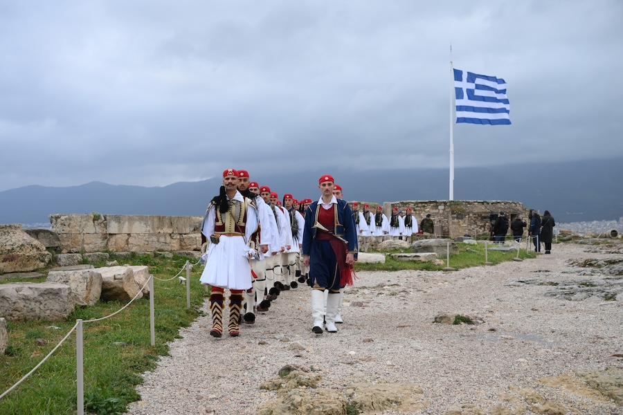 25η Μαρτίου: Η έπαρση της σημαίας στην Ακρόπολη (εικόνες, βίντεο)