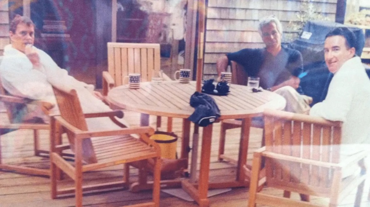 Στο φως νέες φωτογραφίες Άντριου και Μάντελσον με μπουρνούζια δίπλα στον Έπσταϊν