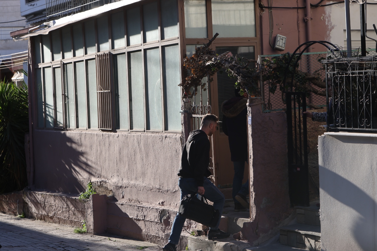 Θρίλερ με νεκρή 59χρονη στον Εύοσμο: Είχε μια ζώνη γύρω από τον λαιμό της και ήταν ημίγυμνη