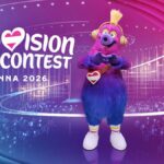 Ο Auri, η επίσημη μασκότ της Eurovision 2026, φοράει ένα τσαντάκι μέσης με την αυστριακή καρδιά