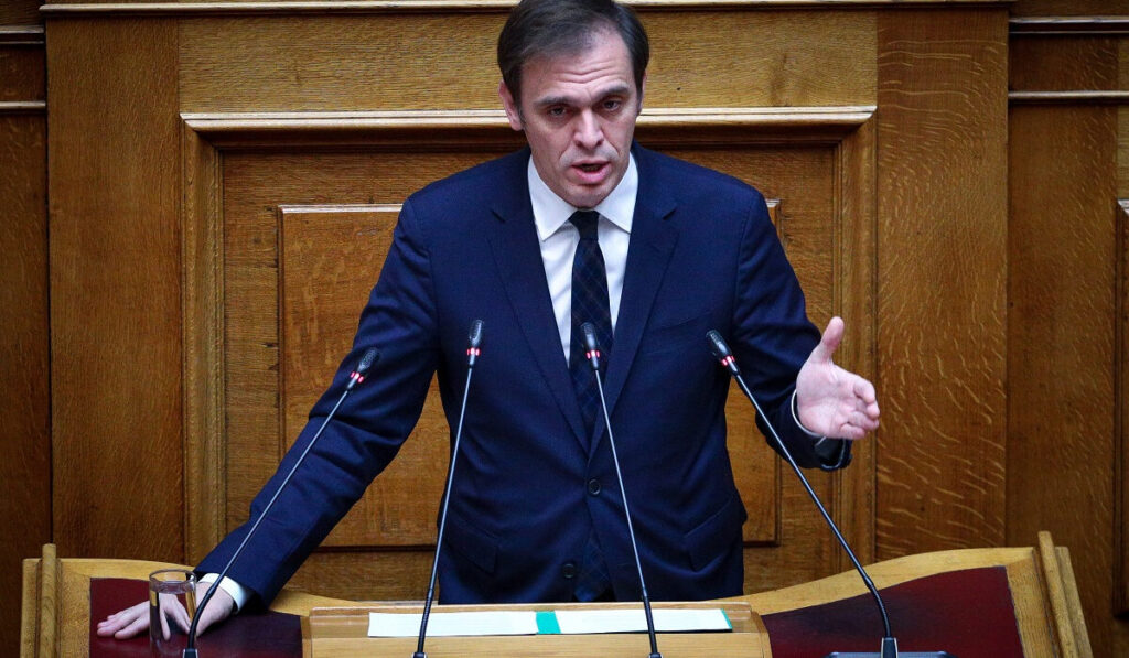 Eurovision… στη Βουλή: Ο Μάντζος «τραγούδησε» το «Ferto» του ΟΠΕΚΕΠΕ