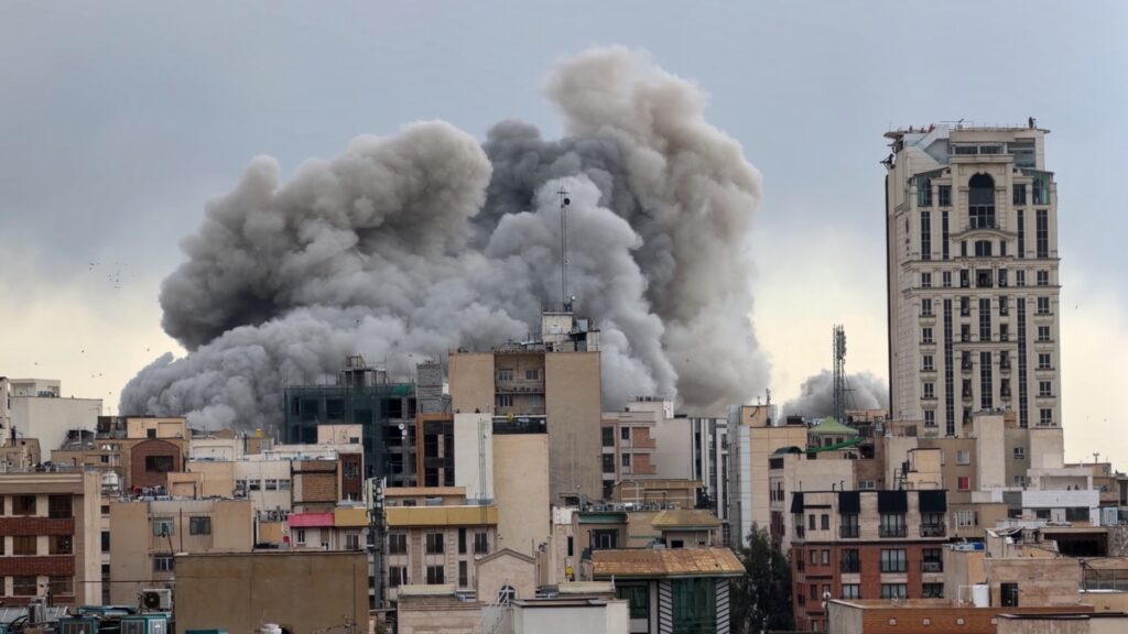 Το Ισραήλ χτύπησε πυρηνική εγκατάσταση στο Ιράν – «Ο Περσικός θα βαφτεί με αίμα», απειλεί η Τεχεράνη – LIVE BLOG