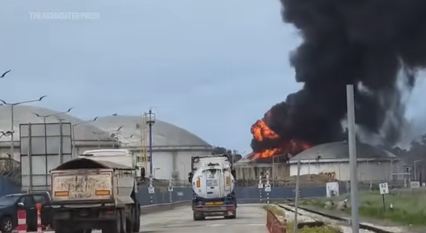 Στις φλόγες ξανά το μεγάλο διυλιστήριο της Χάιφα – Χτυπήθηκε από ιρανικό πύραυλο