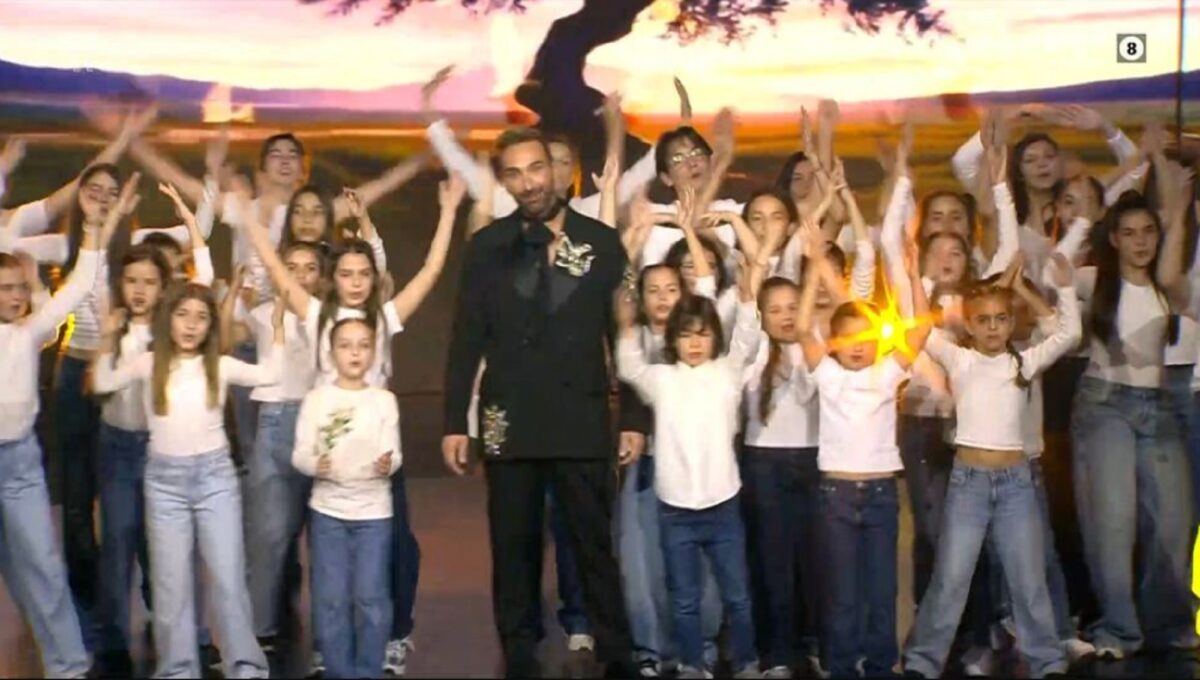 «Άνθρωπε αγάπα» στην έναρξη του J2US - Ο Κοκλώνης έγινε Σόι με τη Μίρκα Παπακωνσταντίνου