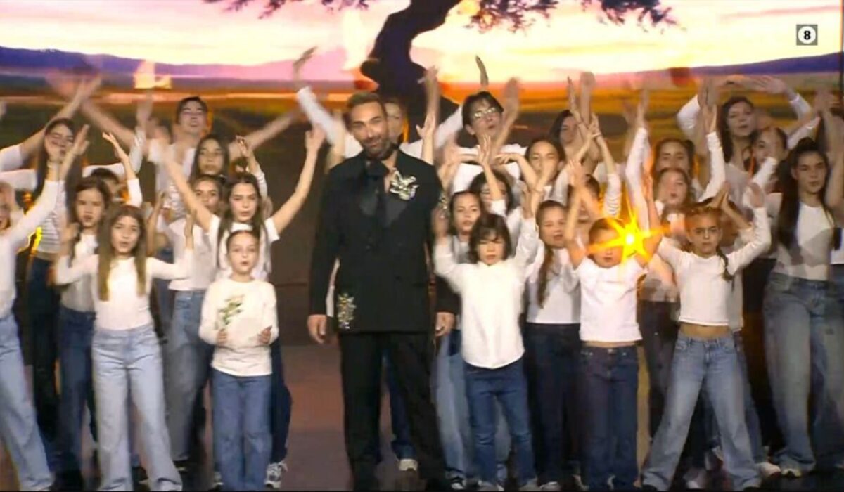 «Άνθρωπε αγάπα» στην έναρξη του J2US - Ο Κοκλώνης έγινε Σόι με τη Μίρκα Παπακωνσταντίνου