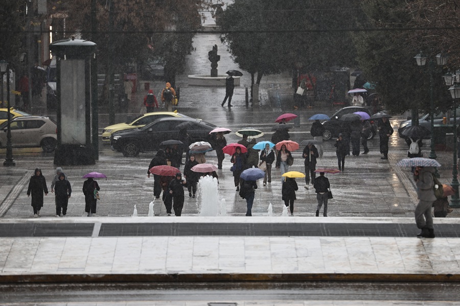 Ισχυρή καταιγίδα στην Αθήνα – Live η εξέλιξη του καιρού τις επόμενες ώρες
