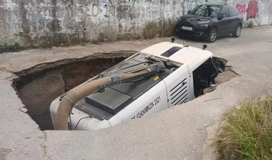 Γιάννενα: Καθίζηση δρόμου «κατάπιε» όχημα καθαριότητας κοντά σε σχολείο