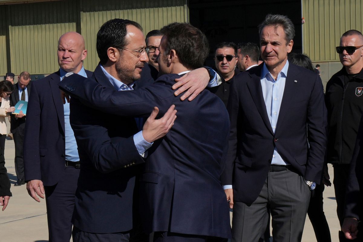 Άγριο τρολάρισμα Daily Mail σε Στάρμερ με την αγκαλιά Μακρόν – Χριστοδουλίδη