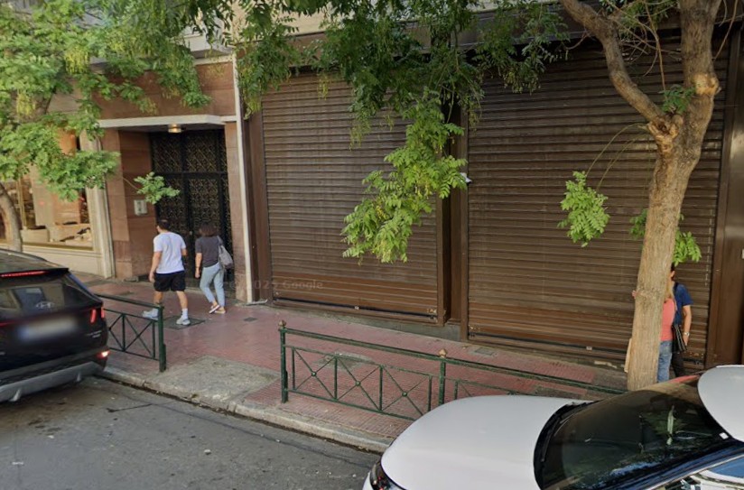 Ο κανακάρης της “διαπλεκόμενης” μαμάς που αγόρασε με 700.000 ευρώ μαγαζί στο Κολωνάκι