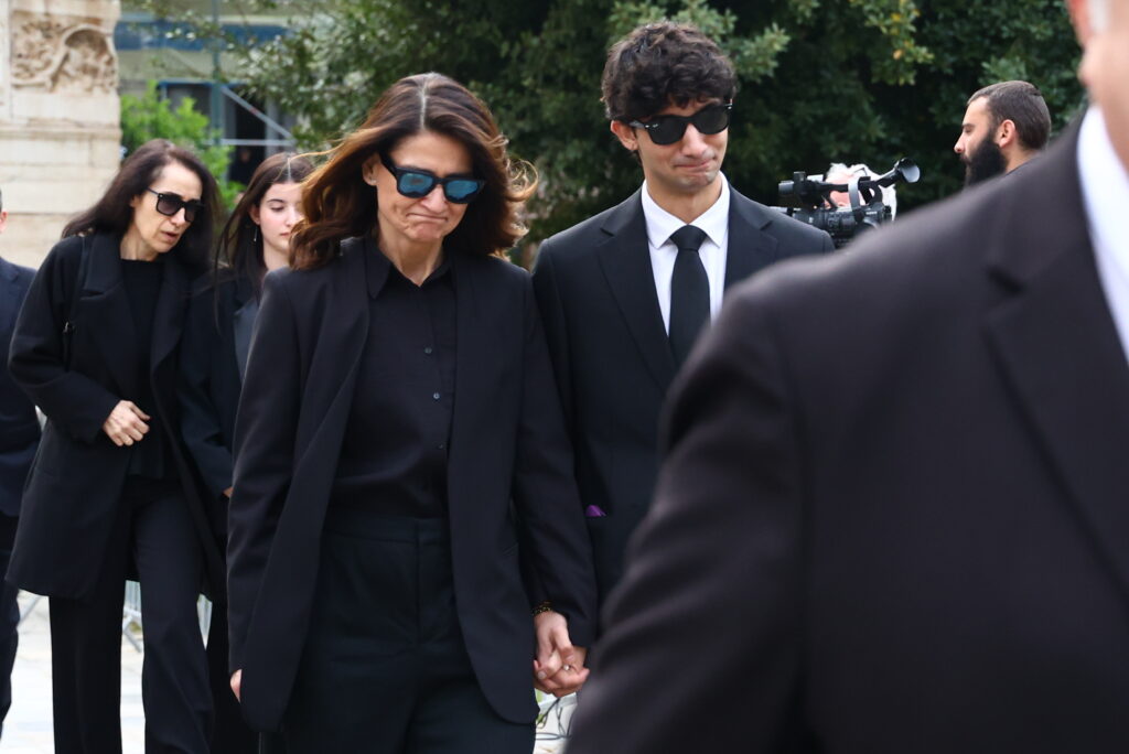 Σε λαϊκό προσκύνημα η σορός της Μαρινέλλας: Με δάκρυα στα μάτια αποτίουν φόρο τιμής – Φωτογραφίες