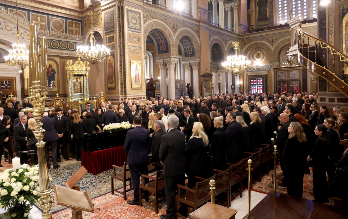 Κηδεία Μαρινέλλας: Καλλιτέχνες και πολιτικοί αποχαιρέτησαν τη «μεγάλη κυρία» – Ποιοι έδωσαν το παρών (Εικόνες)