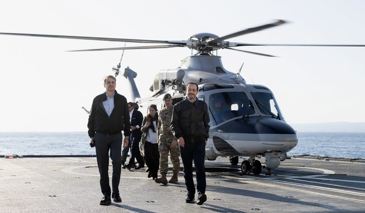 Στη φρεγάτα «Κίμων» οι Μητσοτάκης και Χριστοδουλίδης: «Προστατεύουμε την Κύπρο σε αυτή τη δύσκολη στιγμή»