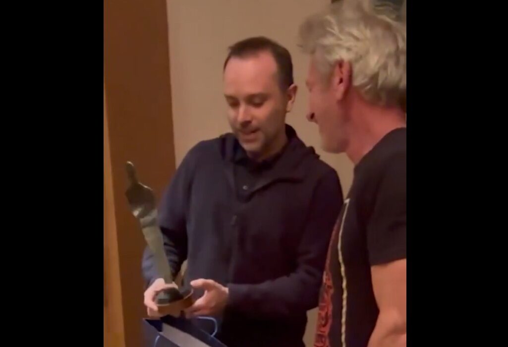 Οι Ουκρανοί «απένειμαν» στον Σον Πεν «Όσκαρ» από μέταλλο βομβαρδισμένου βαγονιού (Βίντεο)