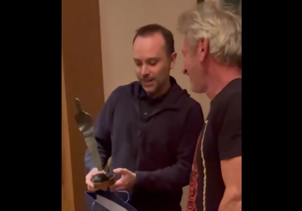 Οι Ουκρανοί «απένειμαν» στον Σον Πεν «Όσκαρ» από μέταλλο βομβαρδισμένου βαγονιού (Βίντεο)