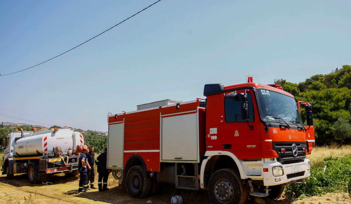 Φωτιά τώρα στην Κορινθία - Καίει δάσος