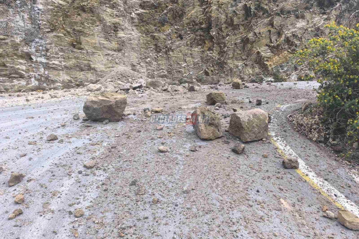 Κατολισθήσεις βράχων στη Σαντορίνη – Έκλεισε ο δρόμος προς το λιμάνι (Βίντεο και εικόνες)