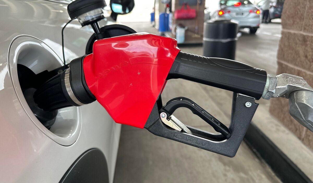 Στο 1,57 ευρώ η τιμή της βενζίνης στην Ισπανία – Υπερψηφίστηκαν τα μέτρα της κυβέρνησης Σάντσεθ