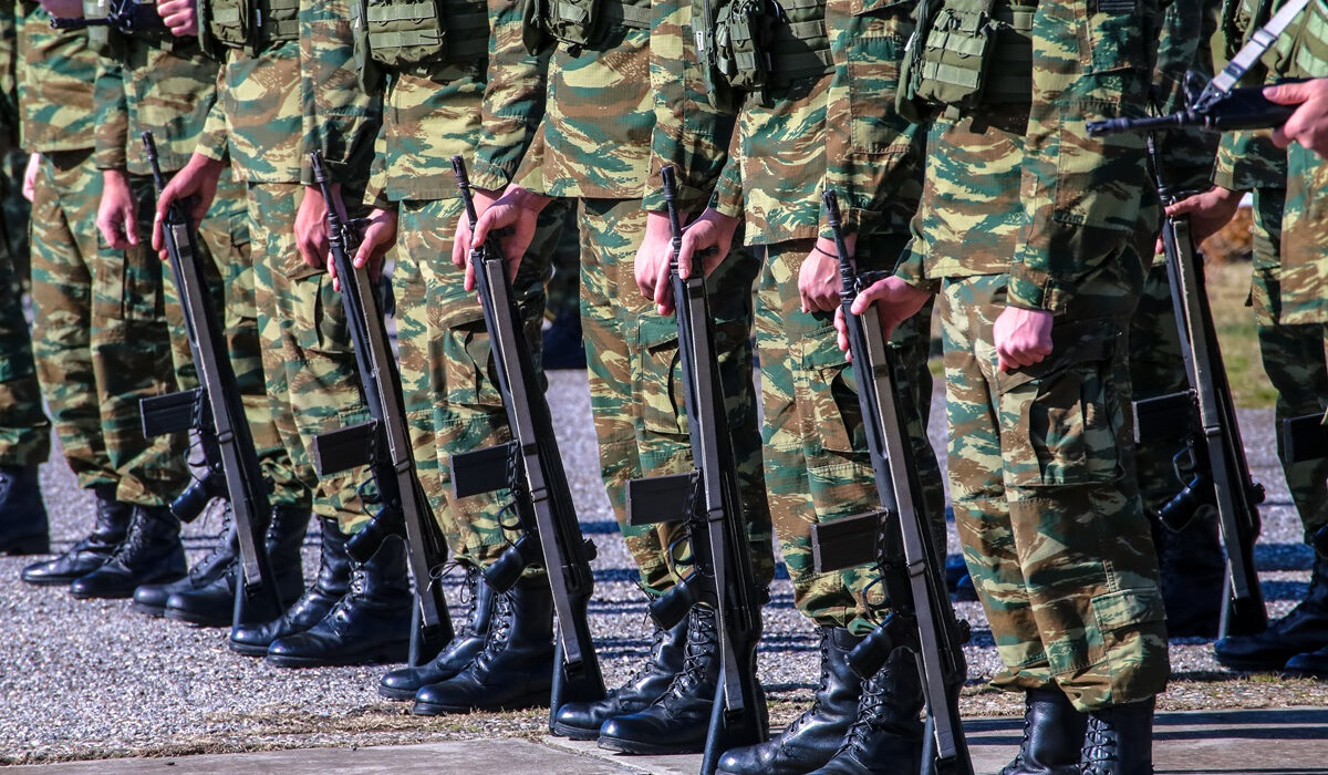 Εθελοντική στράτευση γυναικών: Τι λένε οι Ελληνίδες – «Υποχρέωσή μου» – «Εργαλειοποιούν τον φεμινισμό»