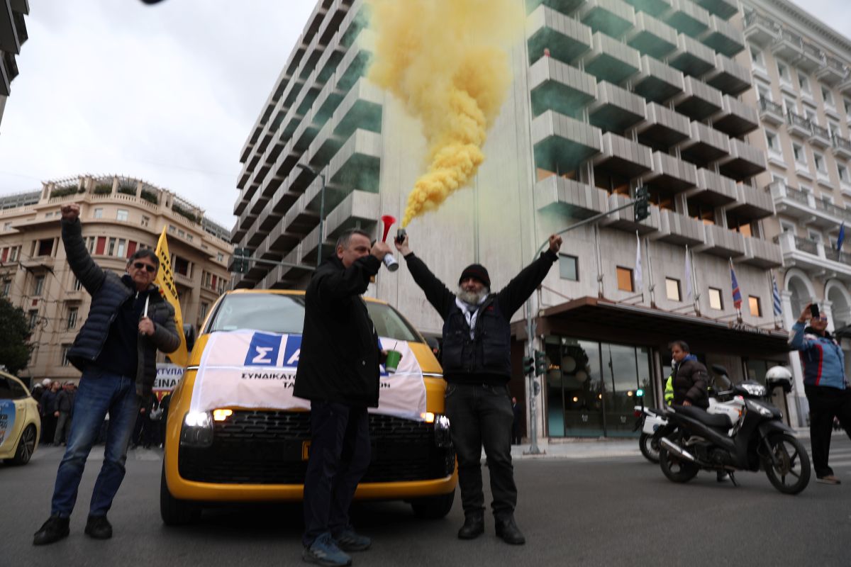Ταξί: Με καπνογόνα και συνθήματα έξω από τη Βουλή – Συνεχίζεται η απεργία (Βίντεο)