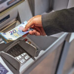 Οι τράπεζες συνεχίζουν το «πάρτι» με τα επιτόκια – «Παγώνουν» τις καταθέσεις, ακριβαίνουν τα δάνεια