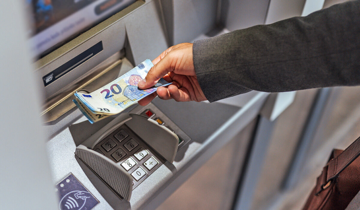 Οι τράπεζες συνεχίζουν το «πάρτι» με τα επιτόκια – «Παγώνουν» τις καταθέσεις, ακριβαίνουν τα δάνεια