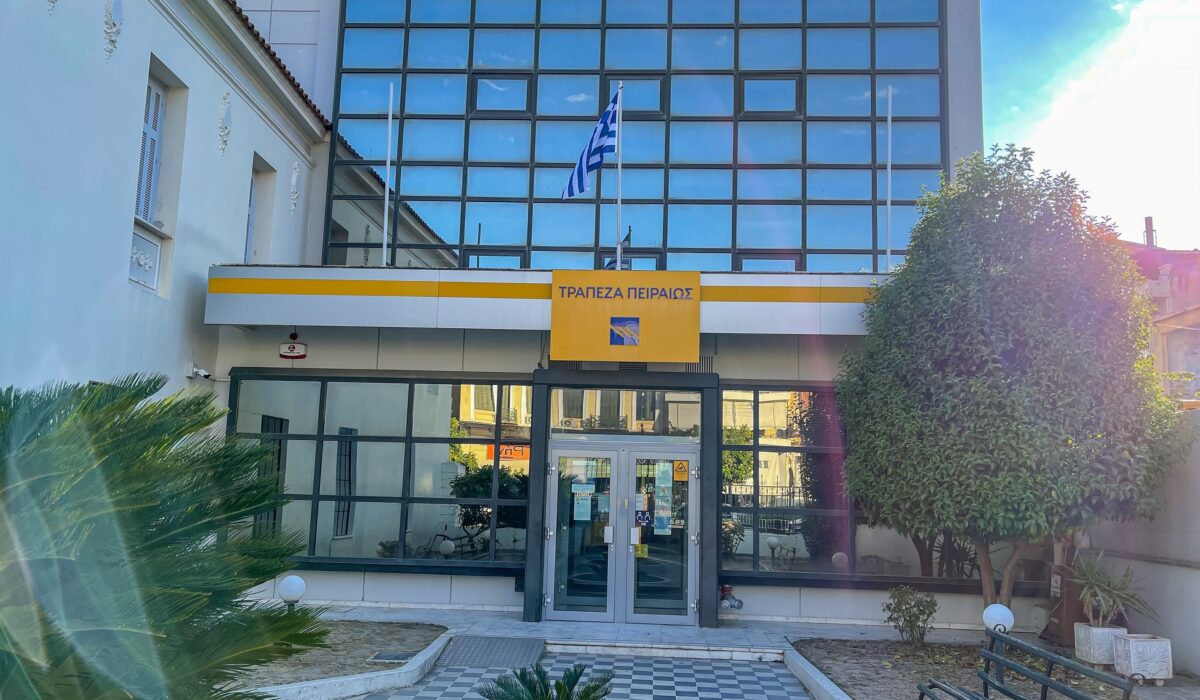 Παιδιά ενός ανώτερου θεού οι τραπεζίτες – Χρυσά μερίσματα και αυξήσεις που τριπλασιάζουν τις αμοιβές των στελεχών της Πειραιώς