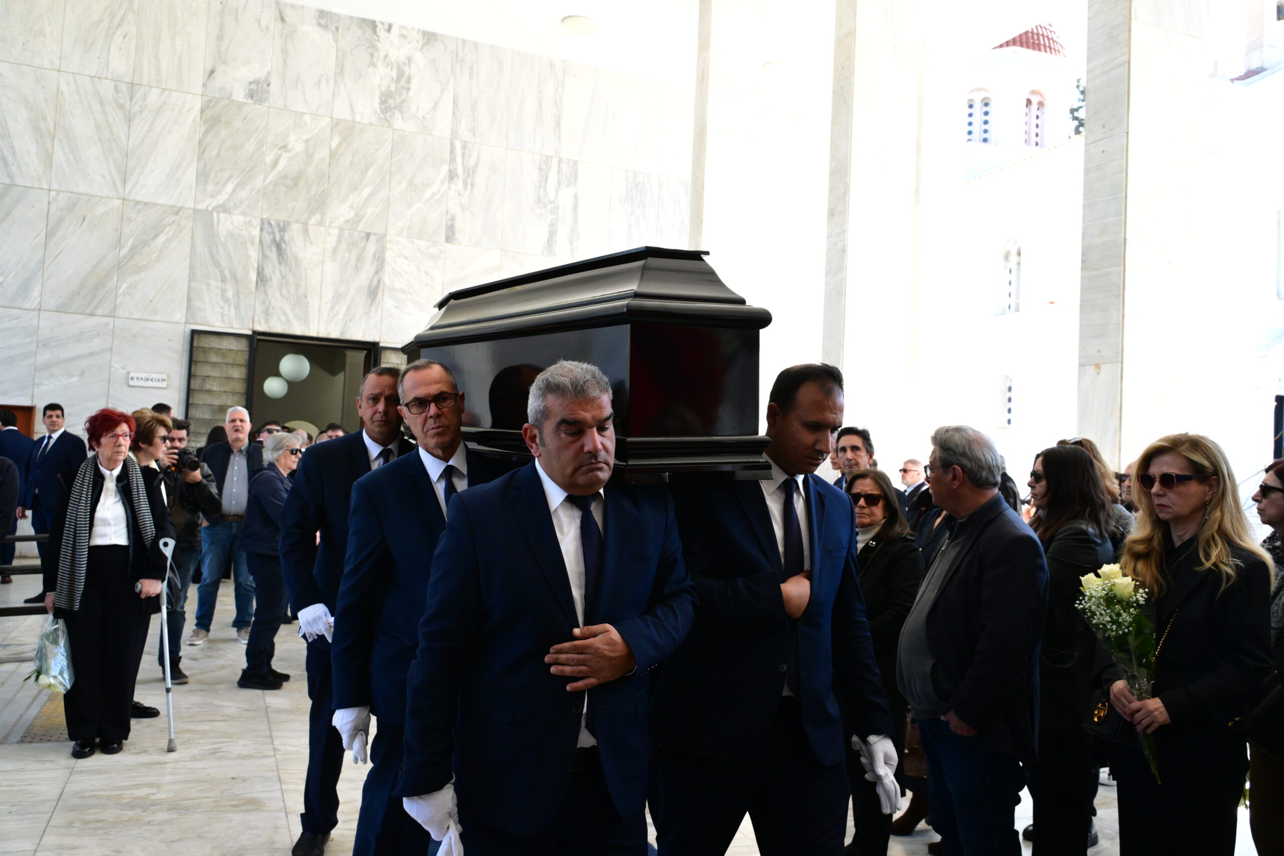 Βασίλης Ρίζος: Σε βαρύ κλίμα η κηδεία του γιου της Θεανώς Φωτίου – Όλες οι «φυλές» της Αριστεράς στο Α' Νεκροταφείο