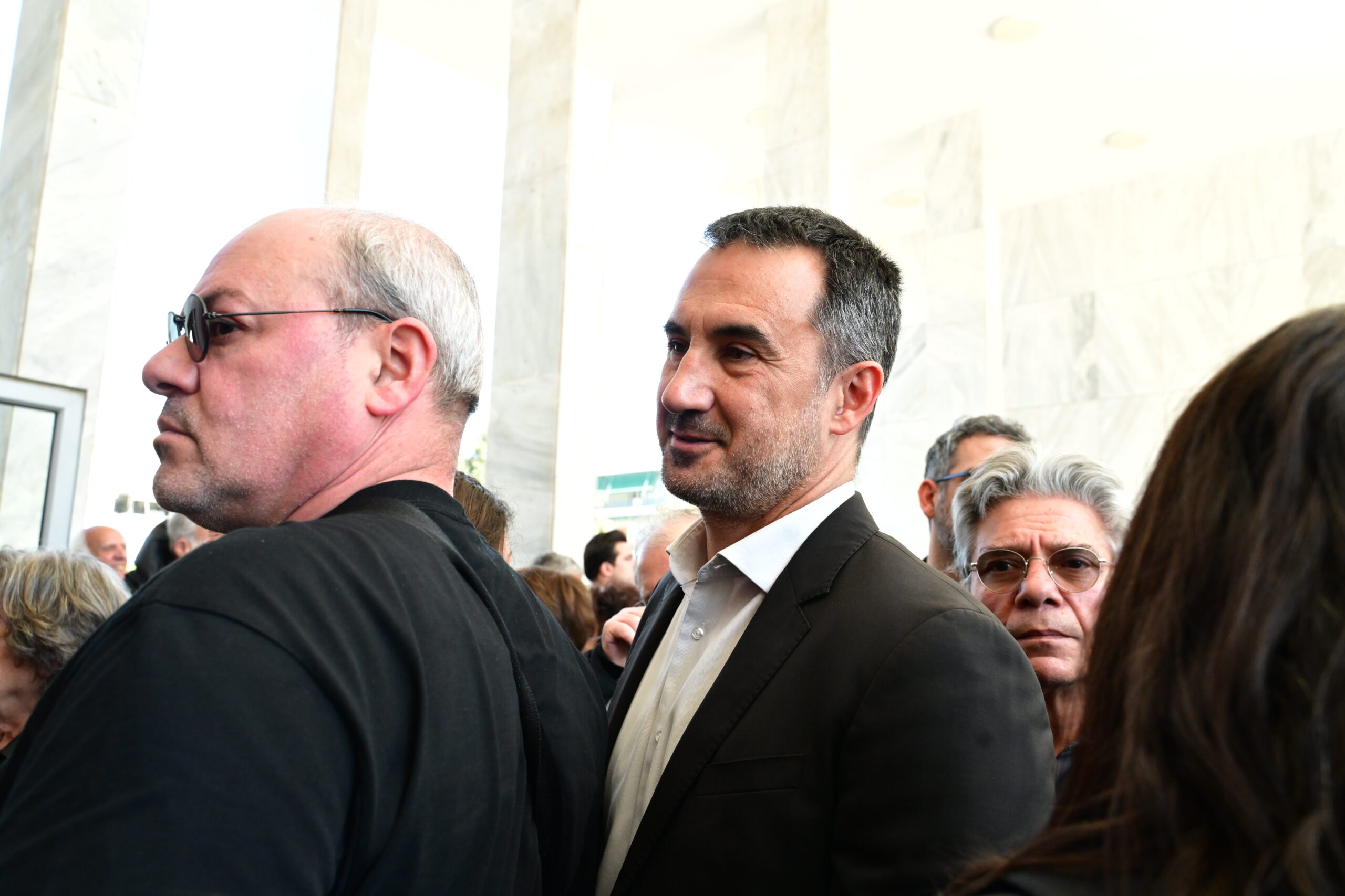 Βασίλης Ρίζος: Σε βαρύ κλίμα η κηδεία του γιου της Θεανώς Φωτίου – Όλες οι «φυλές» της Αριστεράς στο Α' Νεκροταφείο