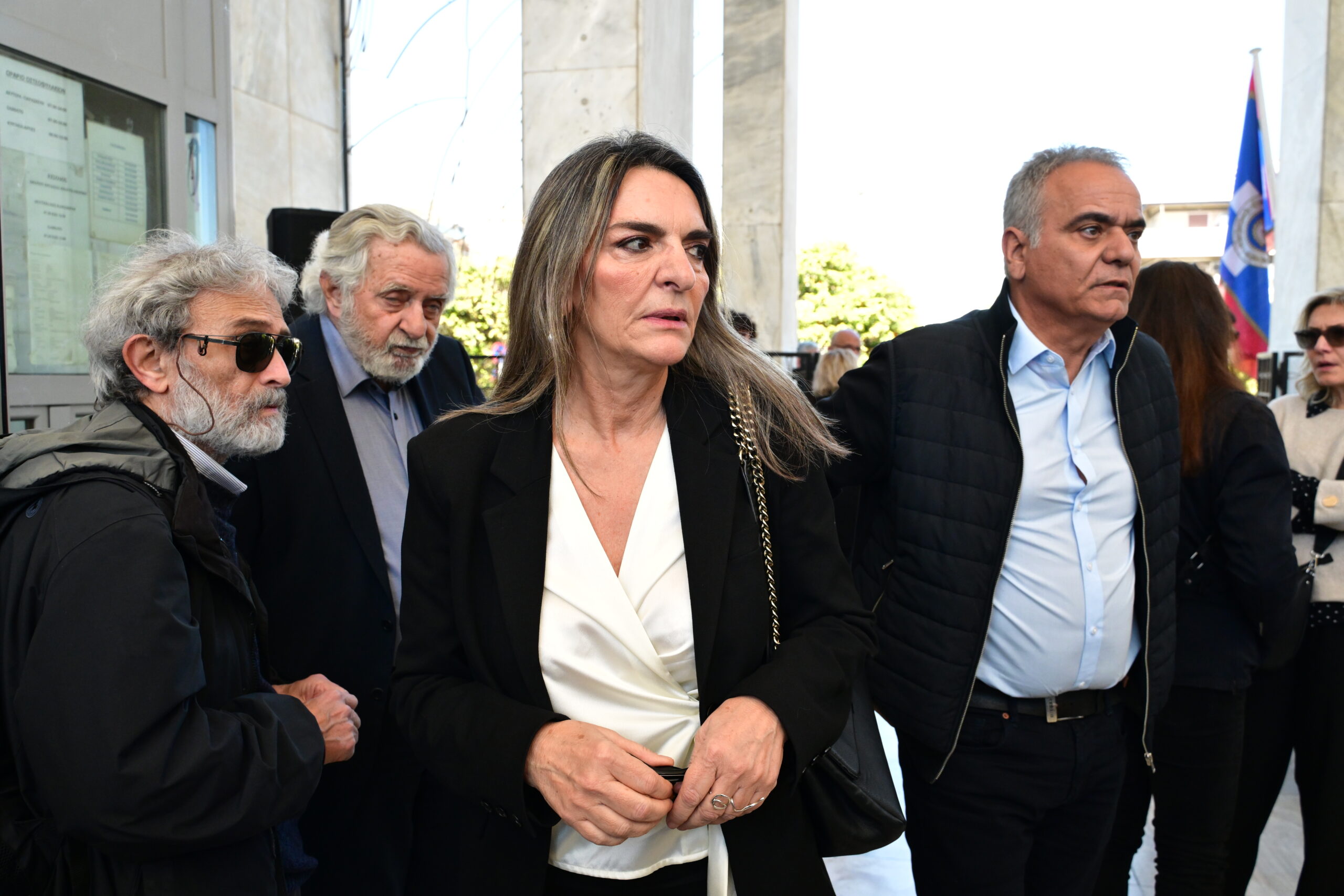 Βασίλης Ρίζος: Σε βαρύ κλίμα η κηδεία του γιου της Θεανώς Φωτίου – Όλες οι «φυλές» της Αριστεράς στο Α' Νεκροταφείο