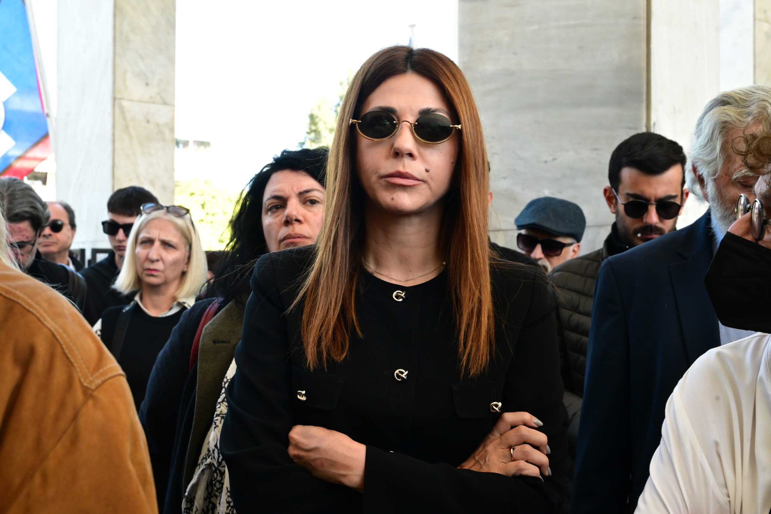 Βασίλης Ρίζος: Σε βαρύ κλίμα η κηδεία του γιου της Θεανώς Φωτίου – Όλες οι «φυλές» της Αριστεράς στο Α' Νεκροταφείο
