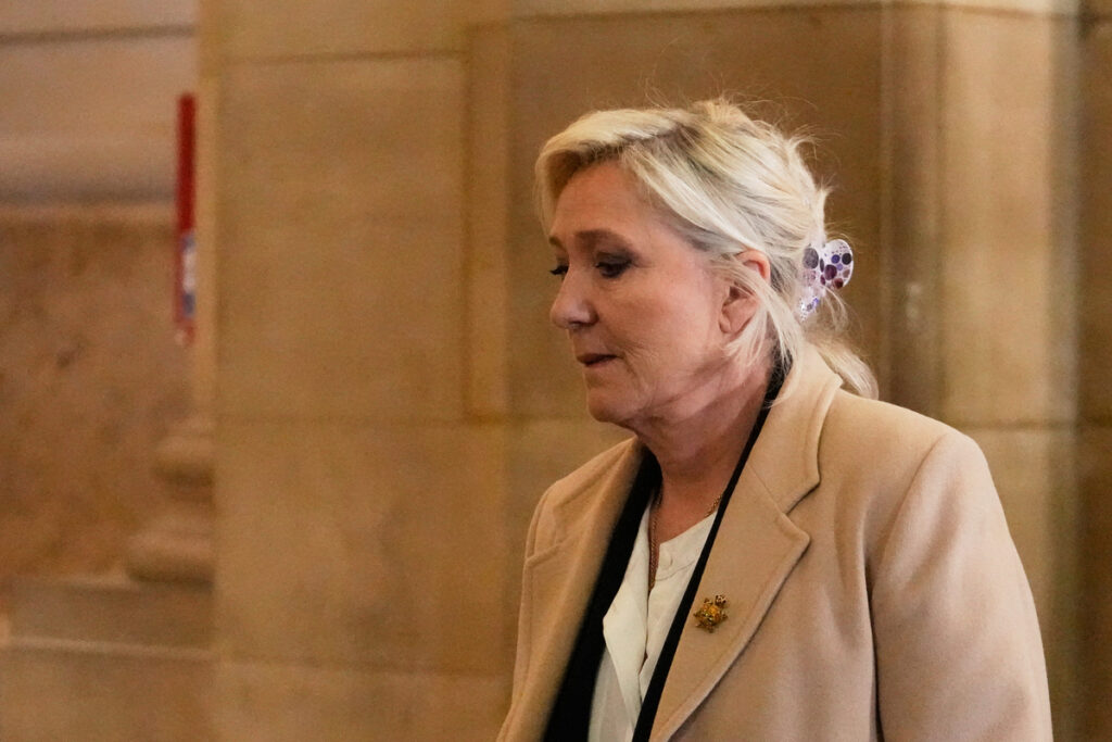 Ο μυστικός δείπνος της Λεπέν με τους Γάλλους «ολιγάρχες»- Γέφυρες για τα Ηλύσια Πεδία