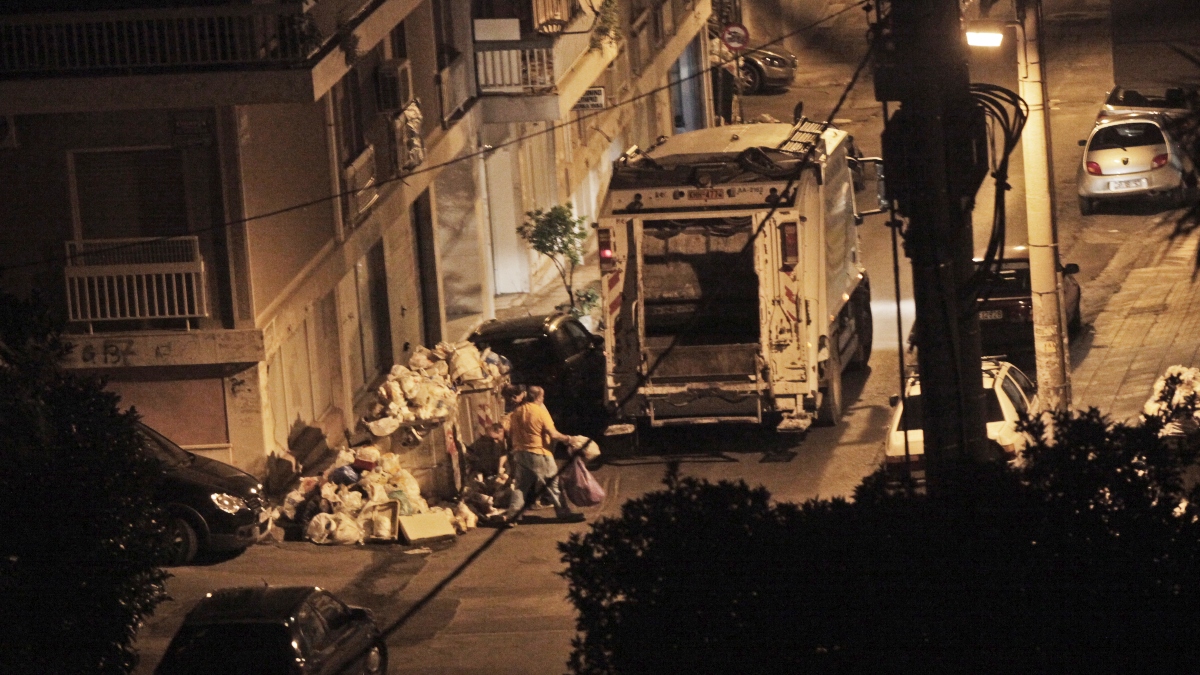 «Είδαμε ένα χέρι να βγαίνει» –  Συγκλονίζουν οι υπάλληλοι που έσωσαν άστεγο από το απορριμματοφόρο