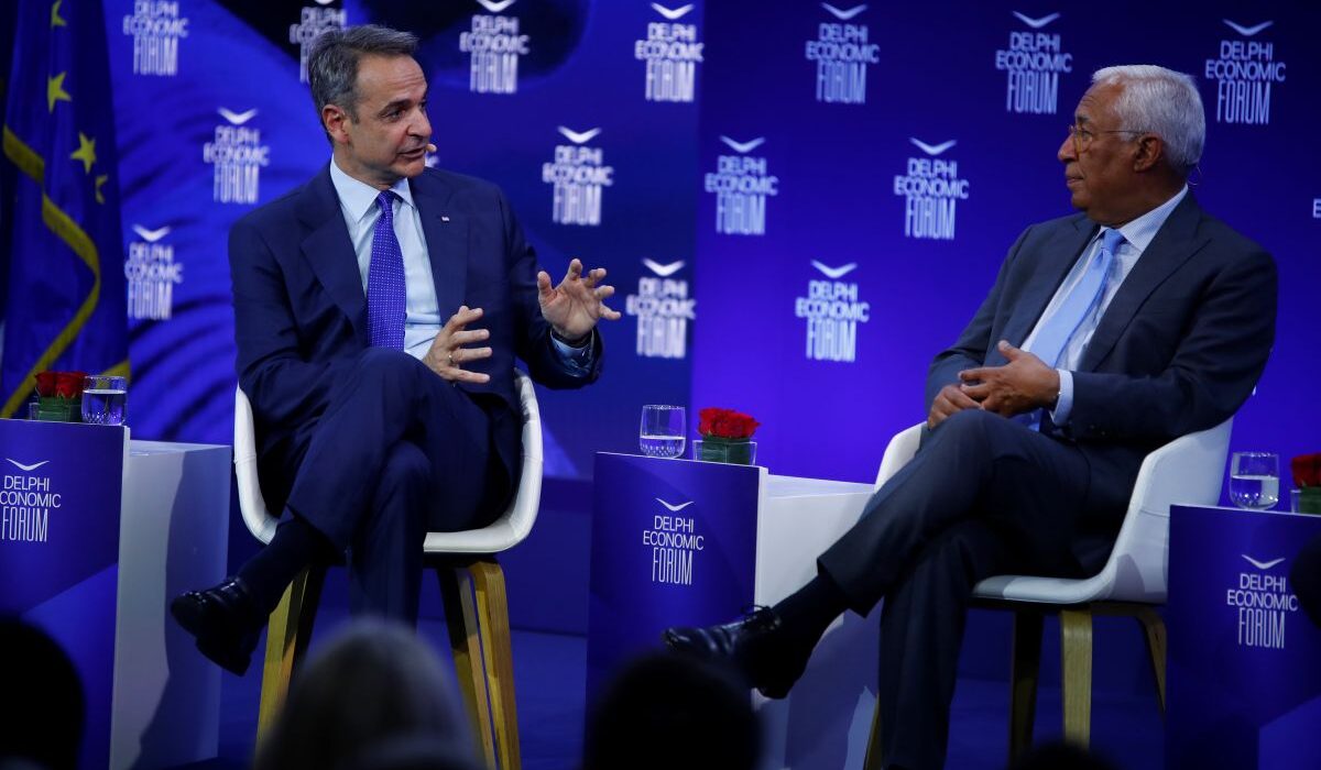 «Να έχουμε plan b σε περίπτωση που η κρίση επεκταθεί»: Η συζήτηση Μητσοτάκη – Κόστα στο Φόρουμ των Δελφών