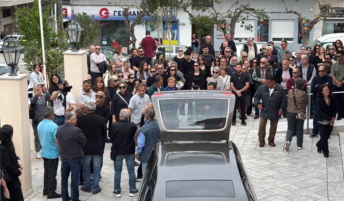 Βαθιά οδύνη στο τελευταίο «αντίο» στη Μυρτώ – «Σε αγαπάμε αγγελούδι μου»