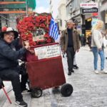 Η λατέρνα της Ερμού: Ποιος είναι ο άνθρωπος που έγινε σύμβολο της Αθήνας (βίντεο)