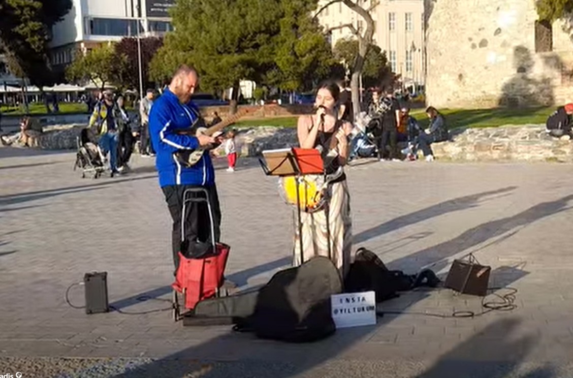 Οι μουσικοί του δρόμου «τρολάρουν» τον Δήμο Θεσσαλονίκης για το πρόστιμο των 300 ευρώ (Βίντεο)