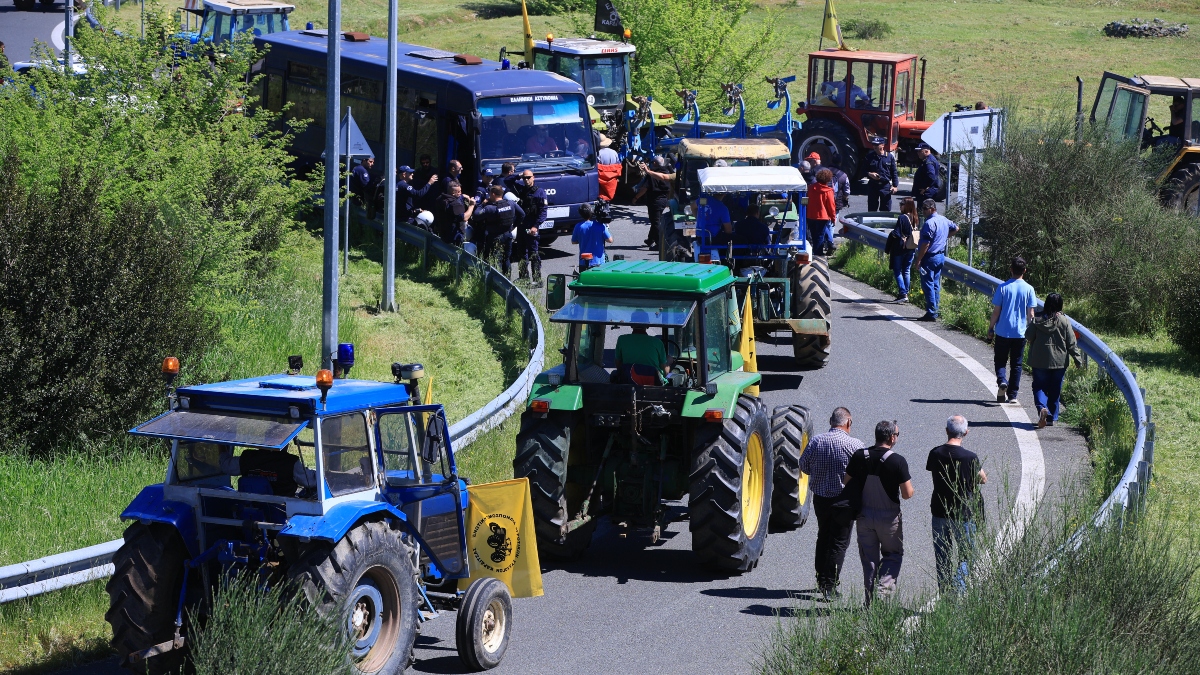 «Πασχαλινό μπλόκο» στον Ε65 έστησαν οι αγρότες – Κλειστοί δρόμοι έξω από την Καρδίτσα