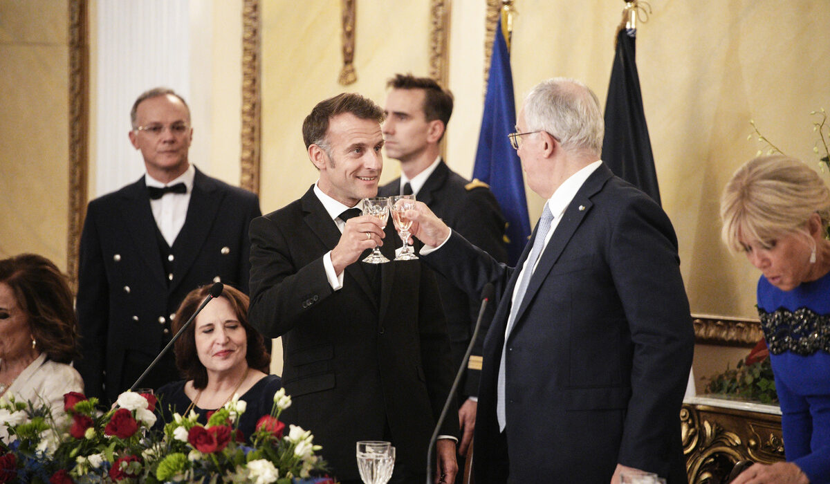 Το δείπνο στο Προεδρικό – Το ζεύγος Μακρόν, ο Τασούλας, ο Μητσοτάκης και οι παρόντες (Βίντεο, Εικόνες)