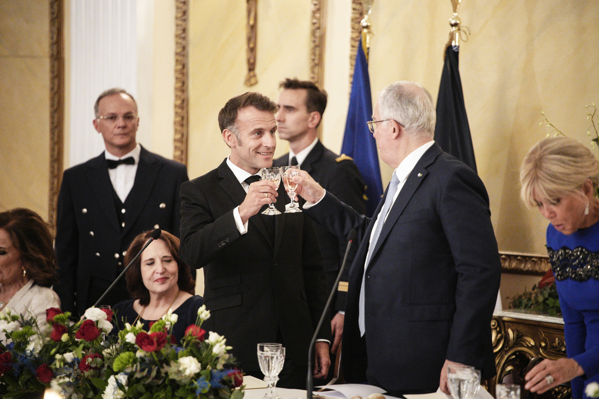 Το δείπνο στο Προεδρικό – Το ζεύγος Μακρόν, ο Τασούλας, ο Μητσοτάκης και οι παρόντες (Βίντεο, Εικόνες)