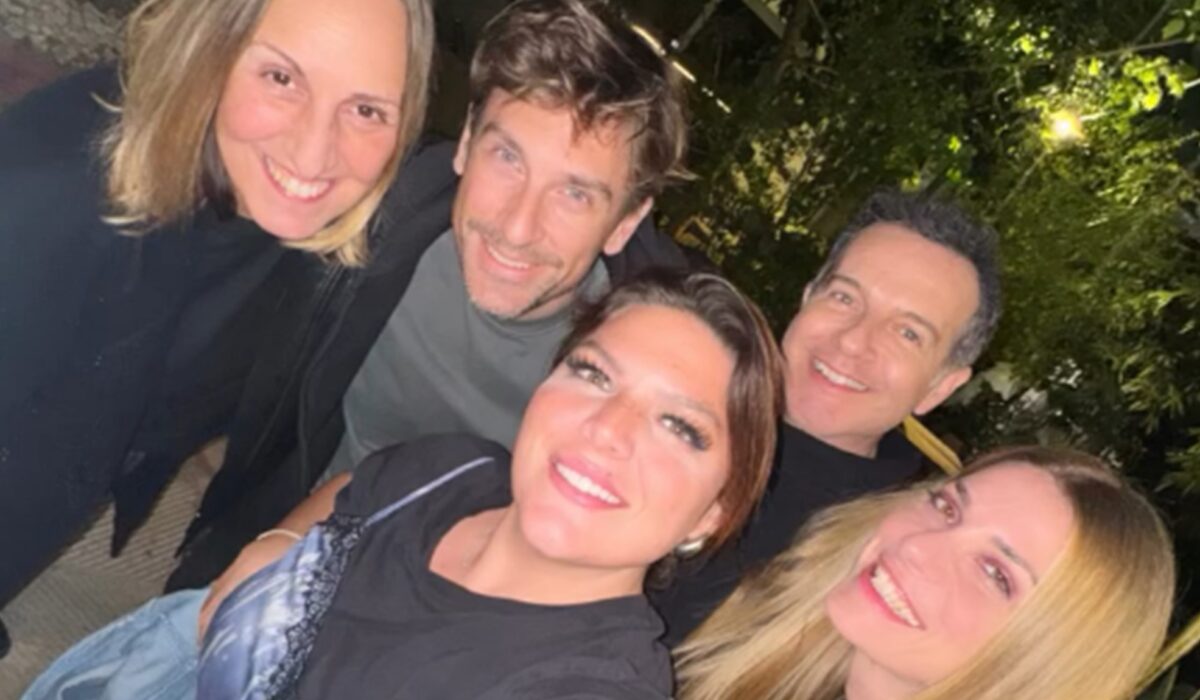 Δανάη Μπάρκα: Reunion για την παρέα του «Πάμε Δανάη» – τι αποκάλυψε ο Άρης Καβατζίκης