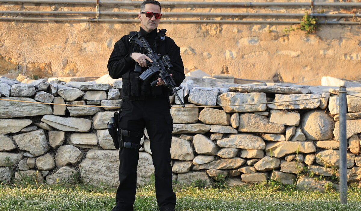 «Φρούριο» η Ρωμαϊκή Αγορά  για τον Μακρόν – Άνδρες ασφαλείας με το «δάχτυλο στη σκανδάλη» (Εικόνες)