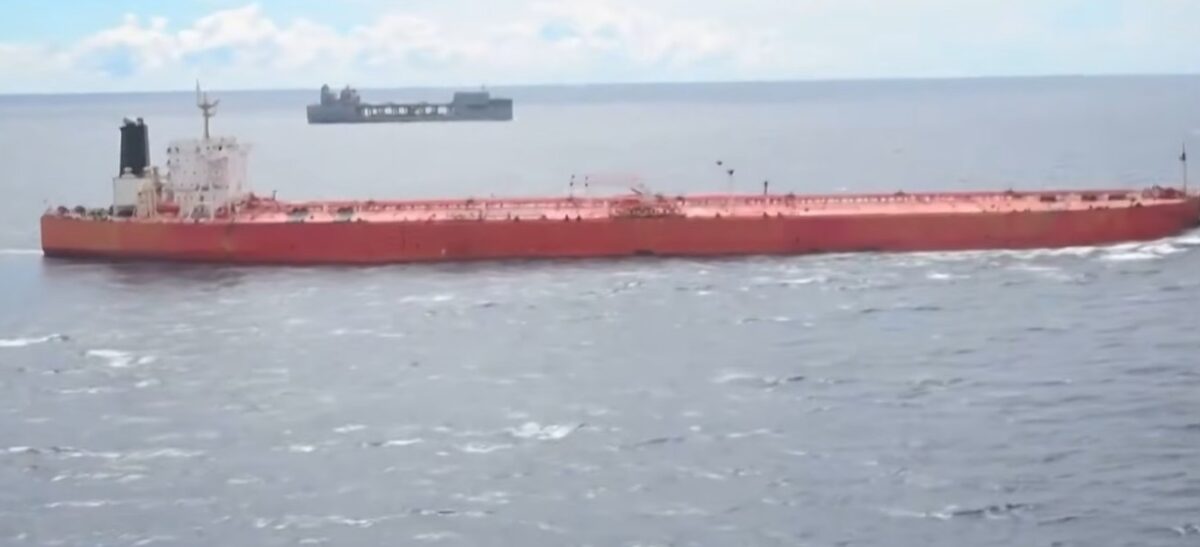 Το πλωτό βενζινάδικο του Ιράν: Στην μέση του ωκεάνιου «πουθενά» το πετρέλαιο αλλάζει τάνκερ