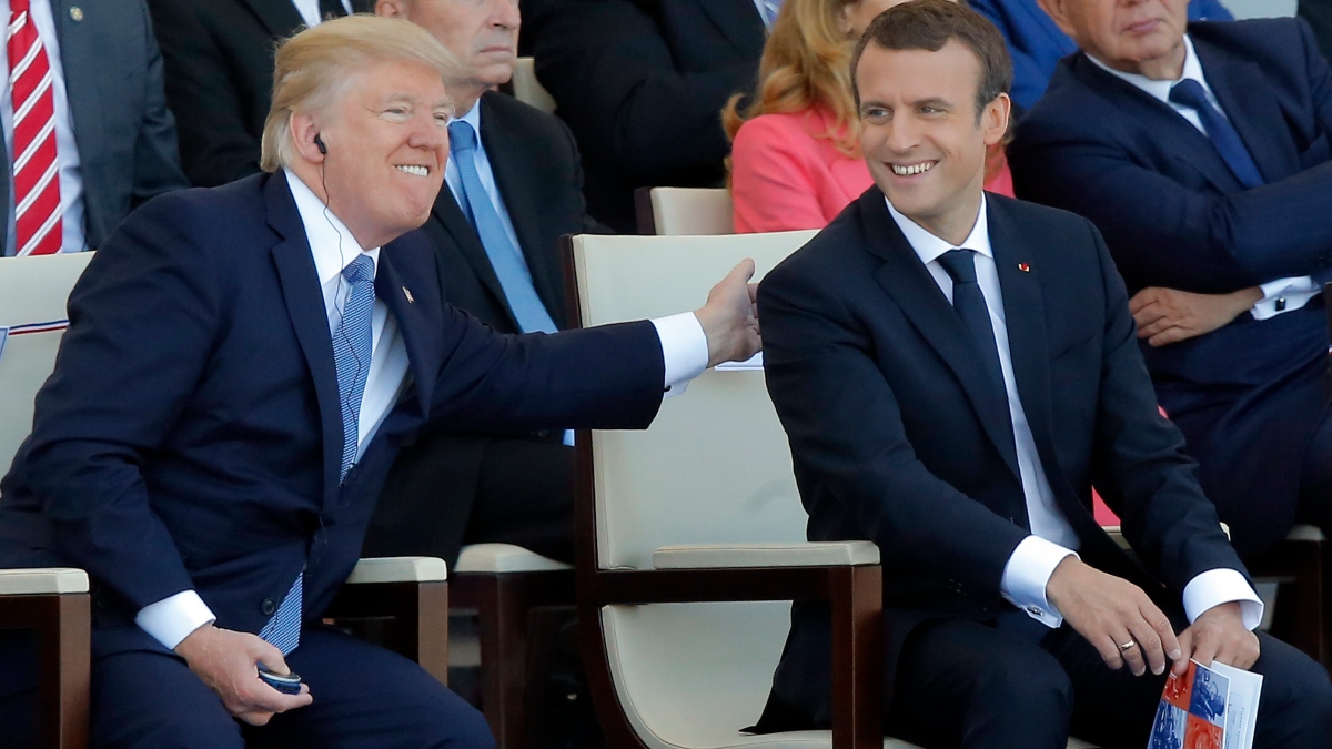 Τραμπ χλευάζει Μακρόν: «Ακόμη αναρρώνει από το χαστούκι της Μπριζίτ» (βίντεο)