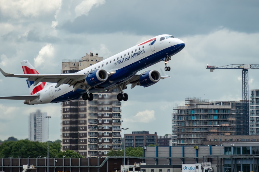 Τα Στενά προκαλούν… πανικό στον αέρα – Συναγερμός για ελλείψεις στα αεροπορικά καύσιμα