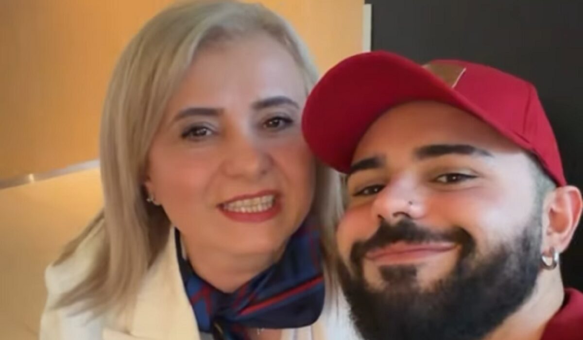 Eurovision 2026: Ο Akylas μαζί με τη μητέρα του στις Βρυξέλλες