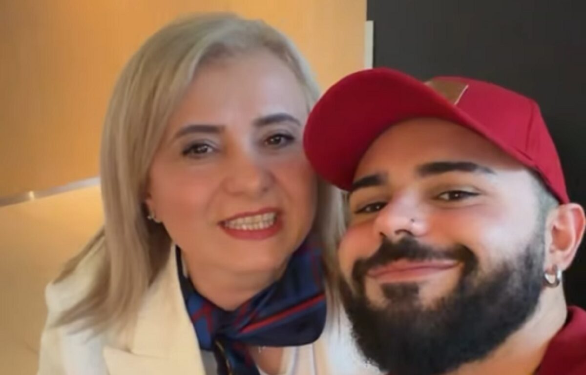 Eurovision 2026: Ο Akylas μαζί με τη μητέρα του στις Βρυξέλλες