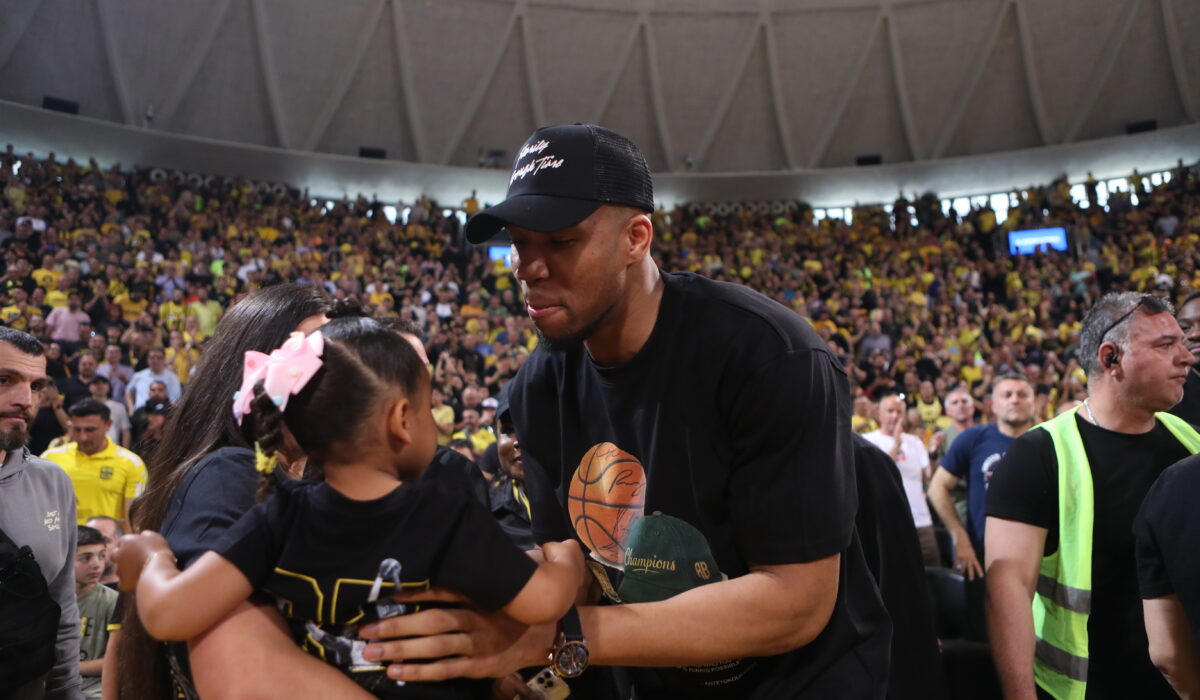 «Ρε Γιάννη, άντε τελείωνε με το NBA φτάνει»: Το επικό σύνθημα των οπαδών του Άρη στον Αντετοκούνμπο